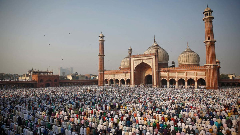 Musulmanes indúes rezan en la mezquita de Jama Masjid, o Mezquita del Viernes, una de las mayores del país, en Nueva Delhi. REUTERS