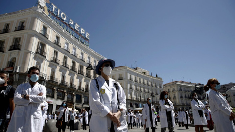 20/06/2020.- Miembros del sindicato Amyts, mayoritario entre los médicos madrileños, durante una concentración en la Puerta del Sol este sábado como homenaje a los fallecidos por la COVID-19 y en defensa de la profesión médica. EFE/Javier López