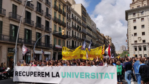 Capçalera de la manifestació estudiantil per la ILP Universitats, que té per objectiu la rebaixa de les taxes. La marxa ha recorregut el centre de Barcelona i ha finalitzat davant el Parlament català. @ILPUniversitats