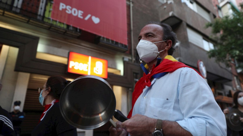 Una de las personas que participó en la protesta contra el Gobierno frente a la sede del PSOE en Madrid. EFE/Rodrigo Jiménez