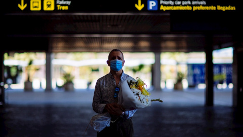 GRAFAND9619. MÁLAGA, 22/06/2020.- Un hombre espera la llegada de su pareja procedente del extranjero en el aeropuerto de Málaga-Costa del Sol hoy lunes en el primer día laborable de la "nueva normalidad" que deja atrás el estado de alarma y permite la