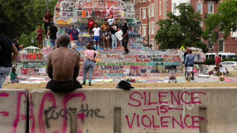 La gente se congrega en la estatua del general confederado Robert E. Lee en Richmond, Virginia, Estados Unidos. REUTERS / Julia Rendleman