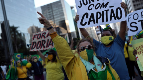 Seguidores del presidente brasileño Jair Bolsonaro participan en una protesta contra las medidas de confinamiento y de distanciamiento social decretadas por el gobernador de  Sao Paulo Joao Doria, para hacer frente a la pandemia del coronavirus. REUTERS/