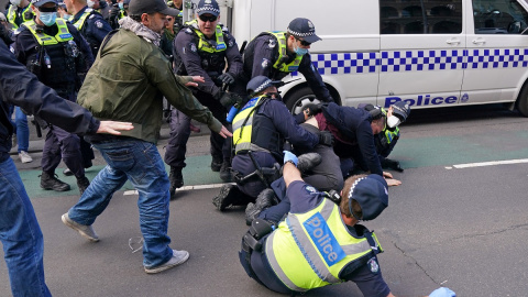 Manifestantes contra las medidas de confinamiento se enfrenta a la policía australiana frente al Parlamento, en Melbourne REUTERS/AAP Image/Scott Barbour