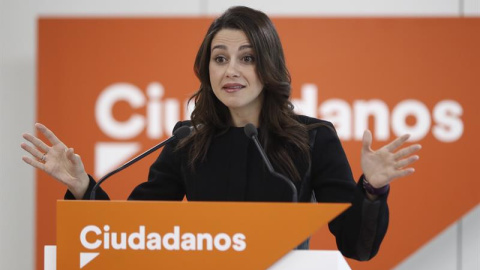 La portavoz de Ciudadanos, Inés Arrimadas, en la rueda de prensa tras la reunión de la Ejecutiva del partido. EFE/Emilio Naranjo