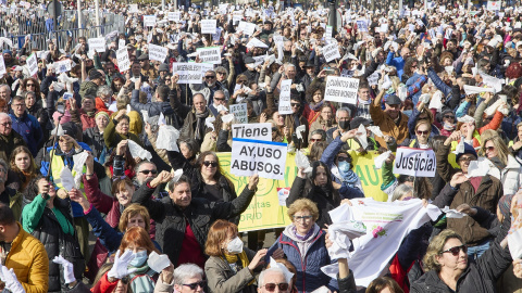 Miles de personas se manifiestan contra el desmantelamiento de la Sanidad Pública, en la Plaza de Cibeles, a 12 de febrero de 2023, en Madrid (España). Foto: Jesús Hellín / Europa Press