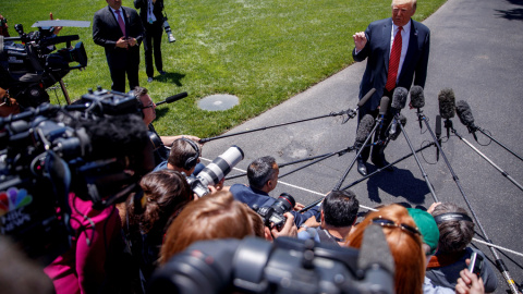 El presidente de Estados Unidos, Donald Trump, atiende a los medios en los jardines de la Casa Blanca, en Washington. EFE/ Shawn Thew