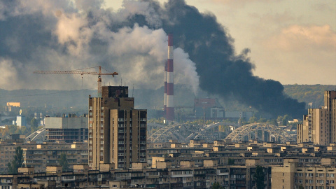 Nubes de humo se elevan sobre la capital ucraniana como resultado de los ataques con misiles rusos, a 10 de octubre de 2022. Foto: Ukrinform/dpa