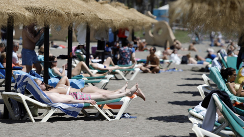 Malagueños y visitantes disfrutan de las playas y los chiringuitos de la capital durante el primer fin de semana de apertura de la movilidad entre provincias y coincidiendo, a 02 de mayo del 2021, en Málaga (España). Foto: Álex Zea / Europa Press