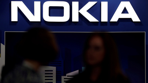 El logo de la compañía de telecomunicaciones finalndera Nokia, en su stand en el Mobile World Congress de Barcelona, en 2019. REUTERS/Sergio Perez