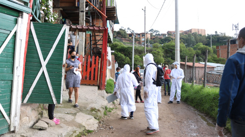 Funcionarios de la Alcaldía reparten mercados en el barrio Bosque Calderón Tejada (Bogotá) | Mireia López S.