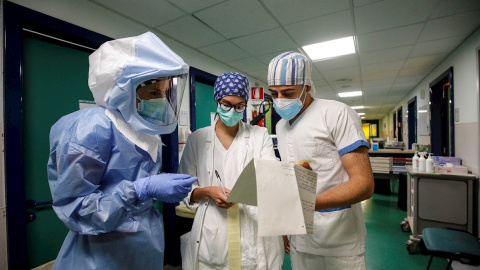 Profesionales trabajando en la UCI del hospital Policlinico di Tor Vergata, en Roma | EFE