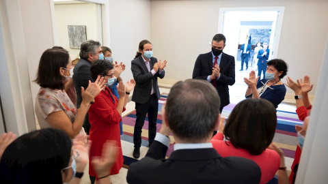 21/07/2020.- El presidente del Gobierno, Pedro Sánchez, y los miembros de su gabinete aplauden a su llegada a la reunión del Consejo de Ministros, este martes en Moncloa, tras el acuerdo alcanzado esta madrugada entre los líderes de la Unión Europea p