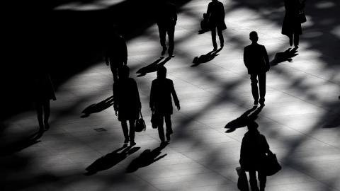 Gente caminando en el interior de un edificio en Tokio. REUTERS/Issei Kato