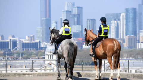 Policía montada en el Parque de Greenwich, en Londres, durante el confinamiento. | EFE