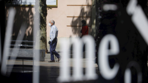 Un hombre mayor pasea protegido con su mascarilla por el centro de Córdoba donde hay un poco más de movimiento de personas por la aperturas de diferentes comercios, en la fase 1 de la desescalada en el estado de alarma por la crisis sanitaria de la COVI