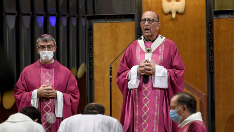 Un momento de la celebración en la Sagrada Familia de una misa por los difuntos durante la pandemia "que no han podido recibir la despedida que merecen”, oficiada por el cardenal Juan José Omella. / Quique Garcia / EFE