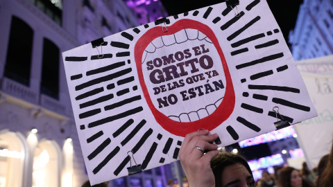 Una pancarta durante una manifestación contra las violencias machistas, 25 de noviembre de 2022, en Madrid (España).