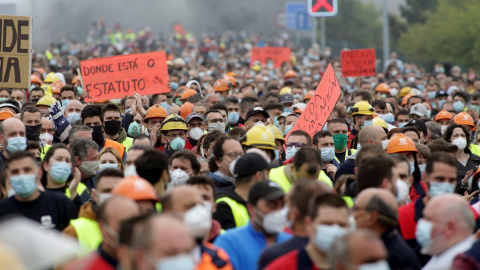 Miles de personas, entre ellas multitud de trabajadores de Alcoa, han protagonizado este domingo una protesta, con corte de la Autovía del Cantábrico incluido, como muestra de su rechazo al anuncio de la multinacional del aluminio de que iniciará un pe