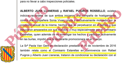 Párrafo del auto de procesamiento de los 36 policías locales de Palma imputados por trama mafiosa en la que se menciona a los dos agentes que hostigaron a Sonia Vivas en connivencia con un comisario.