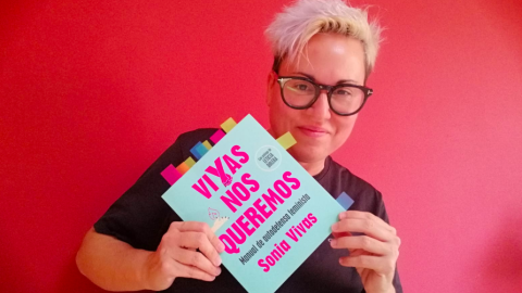 Sonia Vivas con su libro Vivas nos queremos. Manual de autodefensa feminista