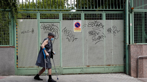 Un anciano pasea por el madrileño barrio de Carabanchel en Madrid, este martes en la Comunidad durante la fase 1 de desescalada. EFE/ Mariscal