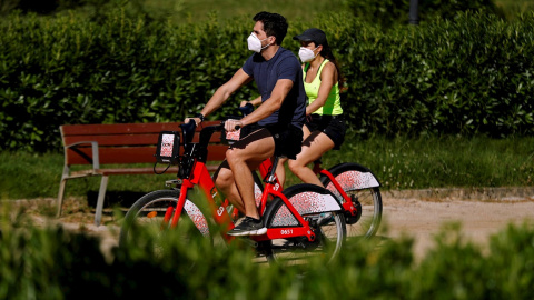 20/05/2020.- Barceloneses en el Parque de la Ciutadella con mascarillas. / EFE - TONI ALBIR