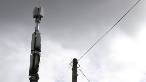 Una torre de telefonía de Inglaterra, quemada por la difusión de un bulo sobre el coronavirus. REUTERS/Carl Recine