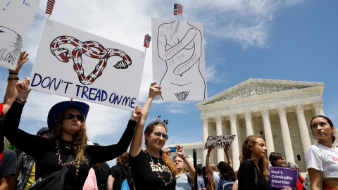 21/05/2019 - Activistas por los derechos al aborto se reúnen frente a la Corte Suprema de los EEUU, el 21 de mayo de 2019. REUTERS/ Kevin Lamarque