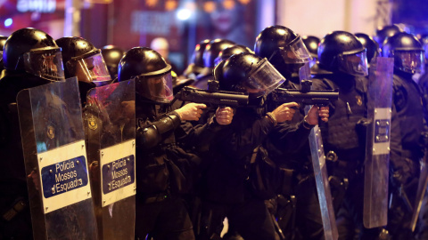 Agentes de los Mossos d'Equadra disparan proyectiles de foam contra los manifestantes contra la sentencia de los 'procés' en Barcelona.- REUTERS/ALBERT GEA