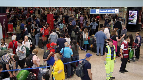 Pasajeros esperan en el Aeropuerto de Roma Fiumicino, frente a los mostradores de facturación de British Airways, tras la suspensión de vuelos a Gatwitck y Heatrhow, Londres. EFE/EPA/TELENEWS