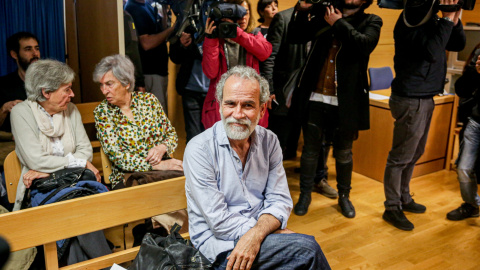 El actor Willy Toledo, sentado en el banquillo de los acusados en el juzgado de lo Penal número 26 de Madrid. / EUROPA PRESS