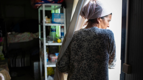 Una de las temporeras que convive con Fatima, en el módulo prefabricado donde se se hacinan para dormir de seis en seis.- JAIRO VARGAS