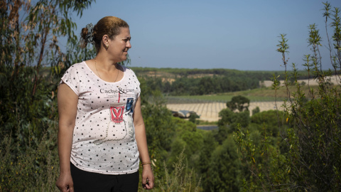 Fatima Zouihra, una temporera marroquí de la fresa, lleva un mes sin trabajo y atrapada en la finca de donde fue empleada para la campaña.- JAIRO VARGAS