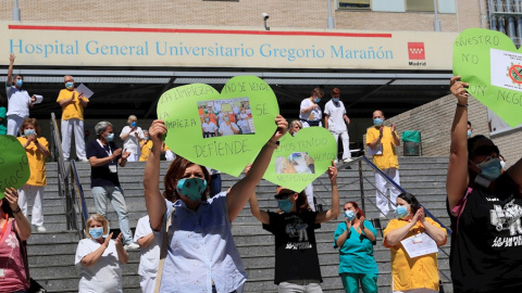 29/06/2020.- Trabajadoras de la limpieza del Hospital Gregorio Marañon durante una concentración a las puertas del centro hospitalario con motivo de la huelga de 48 horas que incian este lunes en protesta por la privatización del servicio. EFE/Fernando