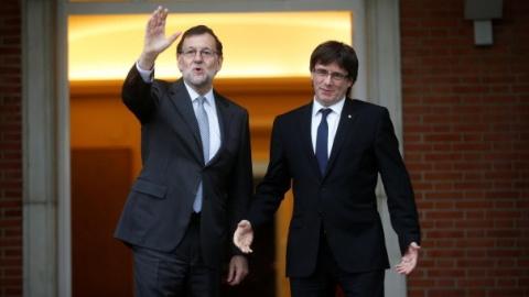 El presidente del Gobierno, Mariano Rajoy, junto al president de la Generalitat, Carles Puigdemont. - REUTERS