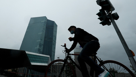 Un hombre en bicicleta pasa por delante del rascacielos donde tiene su sede en Fráncfort el BCE. REUTERS