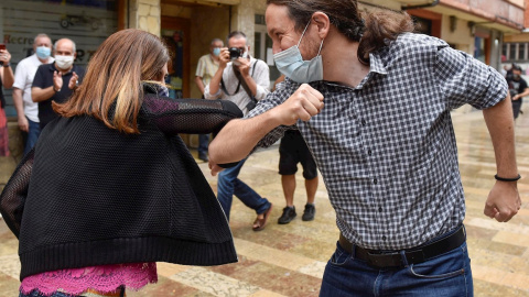 El secretario general de Podemos y vicepresidente segundo del Gobierno, Pablo Iglesias (d), se ha reunido este viernes en Durango (Bizkaia) con la candidata a lehendakari de Elkarrekin Podemos-IU, Miren Gorrotxategi (i). EFE/Miguel Toña