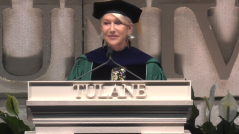 Helen Mirren durante su discurso en la Universidad de Tulane