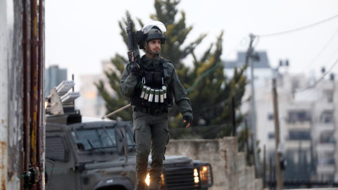 Un oficial de la policía fronteriza israelí camina cerca de la casa de un palestino que llevó a cabo un ataque con disparos en el asentamiento judío de Kiryat Arba. Foto: Mamoun Wazwaz / APA Images via ZUM / DPA