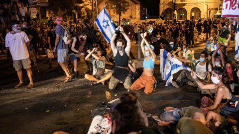 Pie de Foto: 24 July 2020, Israel, Jerusalem: Israelis take part in a protest against Israeli Prime Minister Benjamin Netanyahu near his residence in Jerusalem. Netanyahu has been indicted for bribery, fraud and breach of trust in several cases but denies