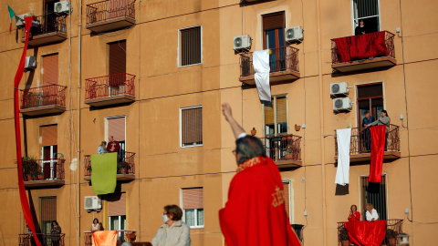 Un vecindario de Taranto celebra el Viernes Santo. REUTERS.