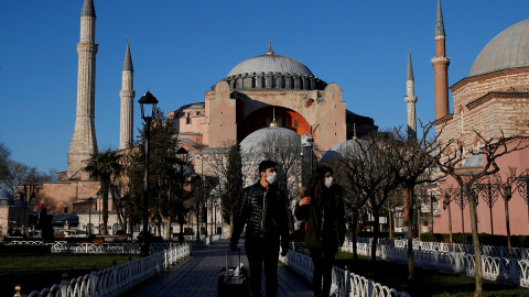 Dos personas con mascarilla pasean por Estambul. REUTERS