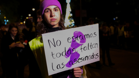 Una mujer sostiene una pancarta en la que se lee 'No estamos solas, faltan las asesinadas', en la manifestación del Día Internacional para la Eliminación de la Violencia contra las Mujeres. / Europa Press / Archivo