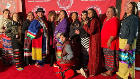 Vandee, a la derecha, junto a un grupo de mujeres indias, durante la Premiere del documental que ganó el festival de cine de Red Nation