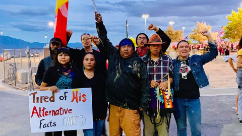 Vandee, a la derecha, en una protesta junto a un grupo de nativos. Cansados de sus hechos alternativos o mentiras.- ISA