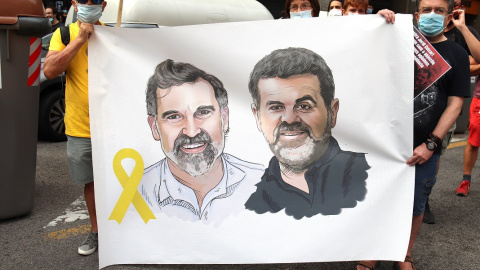 Una pancarta a l'acció convocada per Òmnium i l'ANC davant la delegació del Govern espanyol a Barcelona coincidint amb els mil dies de presó de Jordi Cuixart i Jordi Sànchez. AINA MARTÍ / ACN