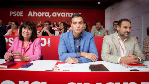 El secretario general del PSOE, Pedro Sánchez, junto a José Luis Ábalos (derecha) y la presidenta d los socialistas, Cristina Narbona, en el último Comité Federal del partido. (LUCA PIERGIOVANNI | EFE)