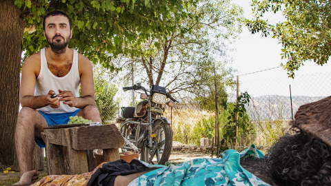 Una familia asiria en uno de los asentamientos del Valle de Nahla, en Irak.- FERRÁN BARBER