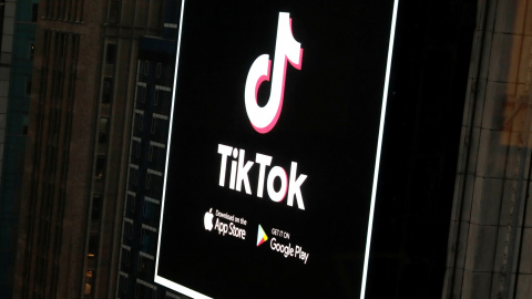 El logotipo de TikTok en una pantalla de Times Square en la ciudad de Nueva York. REUTERS/Andrew Kelly